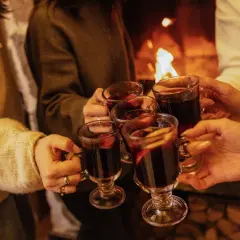 Ciepłe grzane wino w szklankach, przytulny wieczór przy kominku. Idealne na zimowe targi wina.