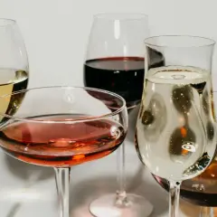 Pięć kieliszków z winem: białym, różowym, czerwonym, musującym i bursztynowym. Idealne na degustację wina reńskiego.