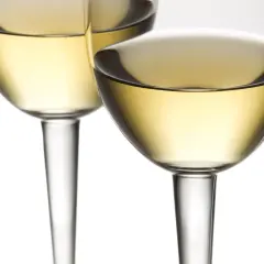 Dwa kieliszki z białym winem, idealne na wieczór z Rieslingiem i Chardonnay.