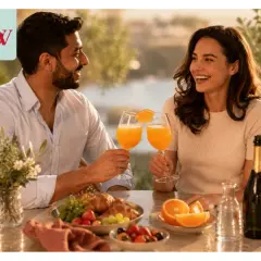 Para celebruje poranek z pysznym mimoza drinkiem, delektując się śniadaniem na świeżym powietrzu.