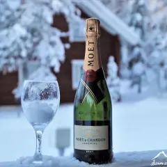 Zimowy krajobraz i butelka Moët & Chandon. To właśnie z Francji pochodzi szampan, który rozgrzewa serca w mroźne dni.