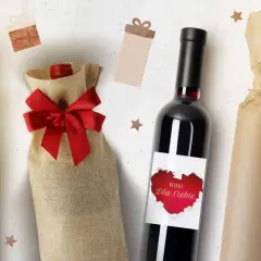 Eleganckie opakowania na wino: granatowy woreczek, jutowy z kokardą i papierowy. Idealne na prezent, jak wino flora.