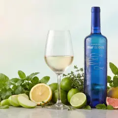 Orzeźwiające, kwaśne wino Mar de Ons Albariño, otoczone cytrusami, jabłkami i ziołami, zapowiada letnie orzeźwienie.