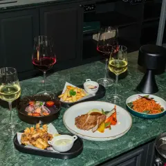 Elegancka kolacja z kieliszkiem chardonnay wino, stekiem, frytkami i sałatką.