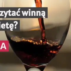 Czerwone wino z regionu La Rioja nalewane do kieliszka. Napis "Jak czytać winną etykietę?".
