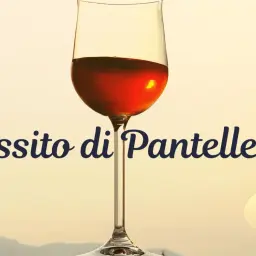 Kieliszek z bursztynowym winem, idealnym na zachód słońca. Napis "Passito di Pantelleria" dodaje mu elegancji.