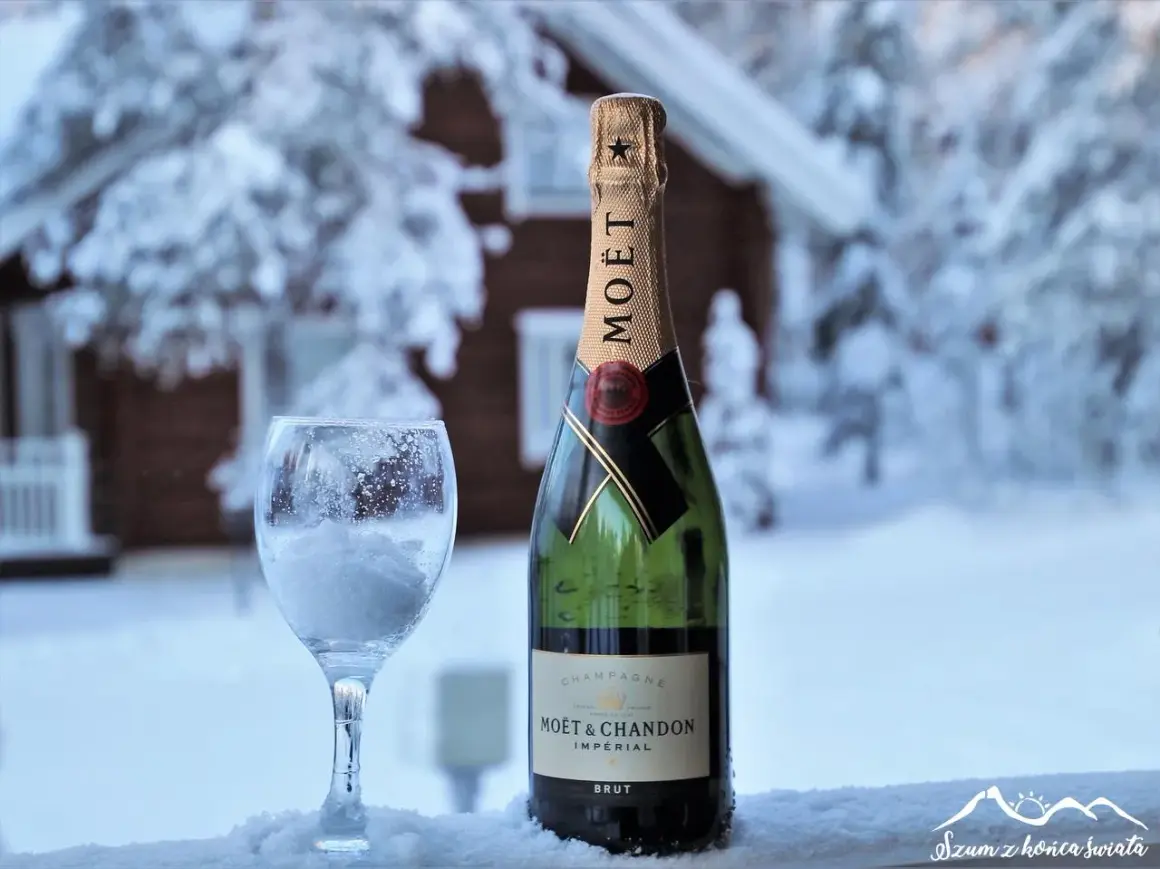 Zimowy krajobraz i butelka Moët & Chandon. To właśnie z Francji pochodzi szampan, który rozgrzewa serca w mroźne dni.