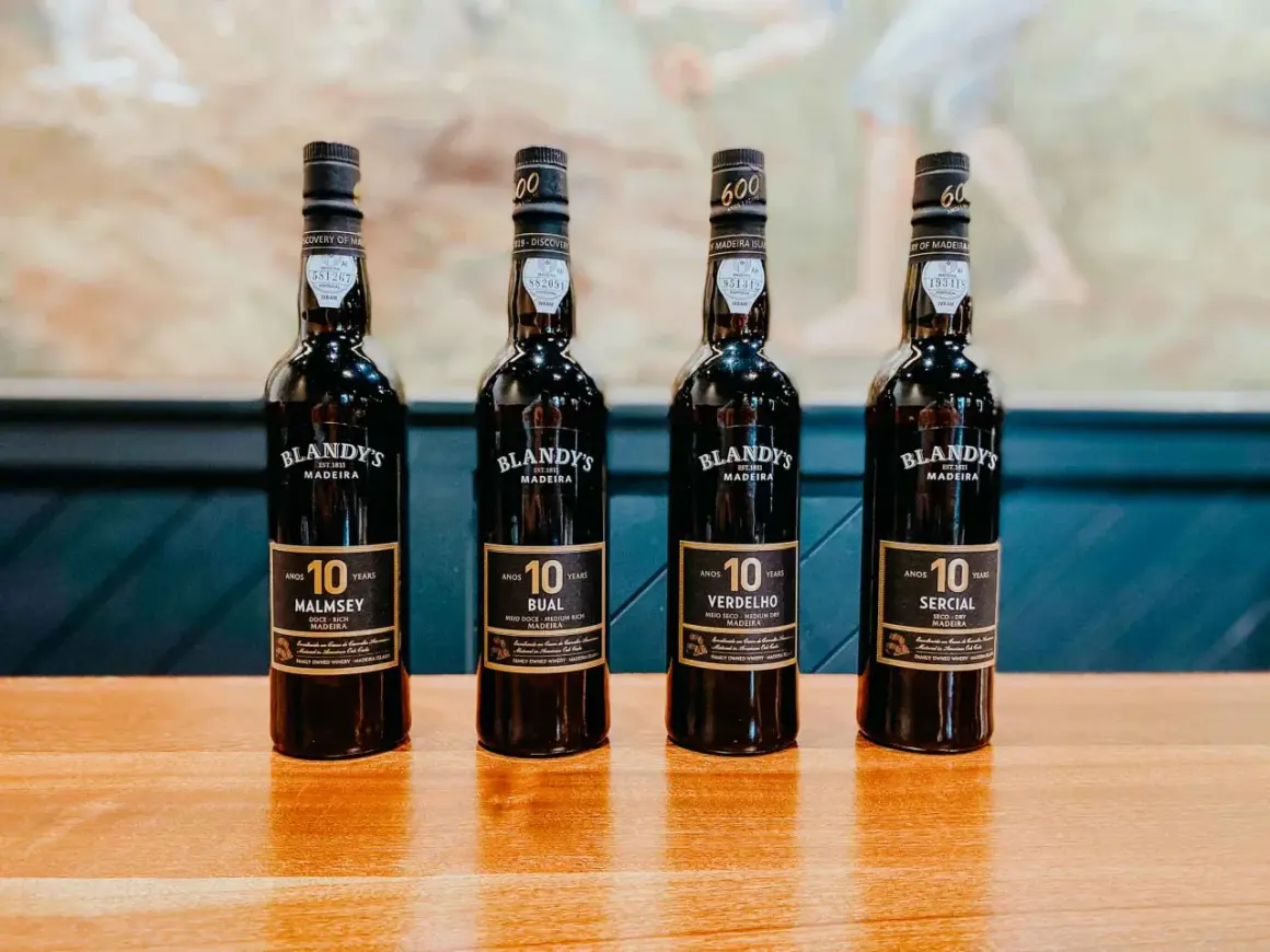 Cztery butelki win Blandy's Madeira: Malmsey, Bual, Verdelho i Sercial.