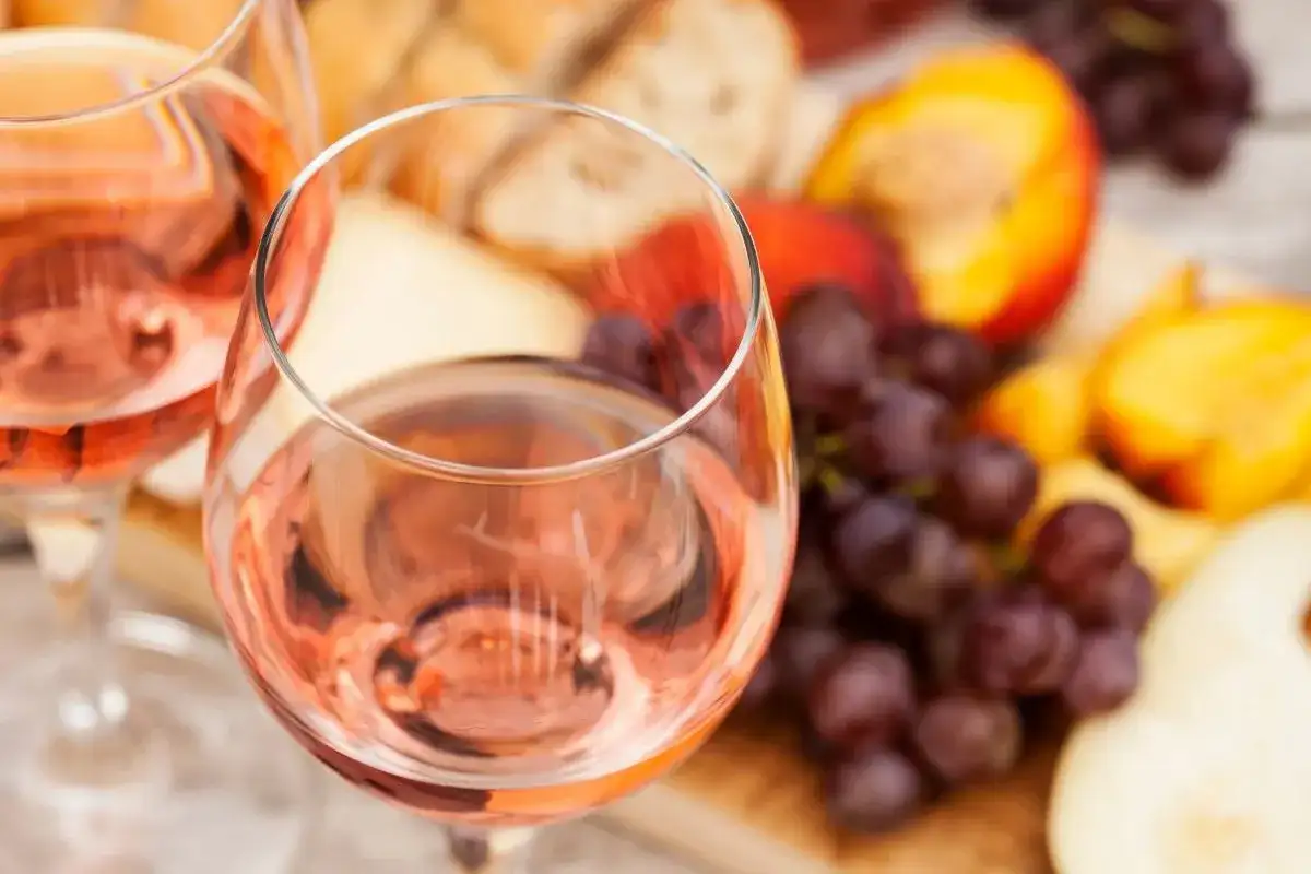Wino z brzoskwiń - prosty przepis i najczęstsze pułapki