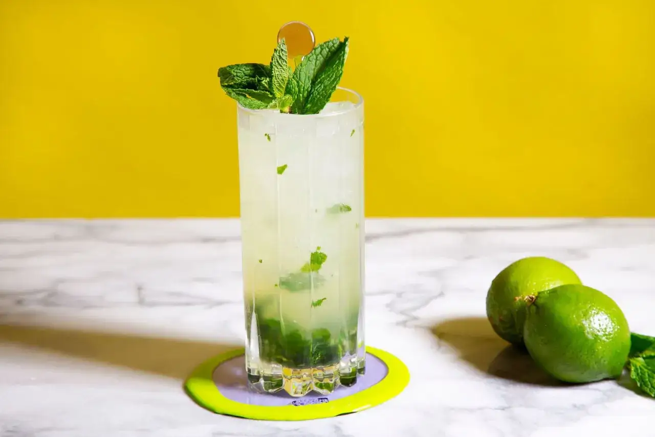 Orzeźwiający mohito drink z miętą i limonką, idealny na upalne dni.