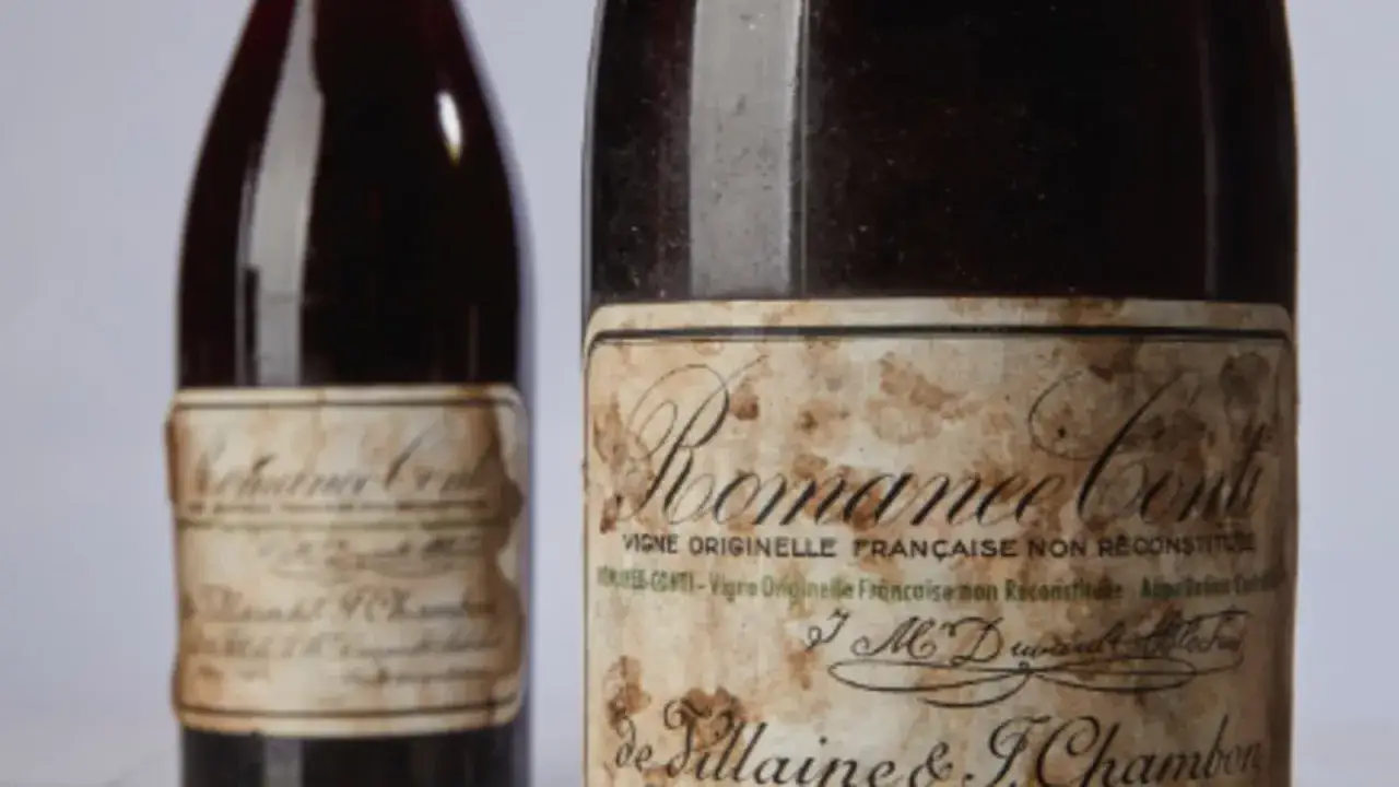 Dwie butelki wina Romanée-Conti, prawdopodobnie najdroższe wino świata, z zabytkowymi etykietami.