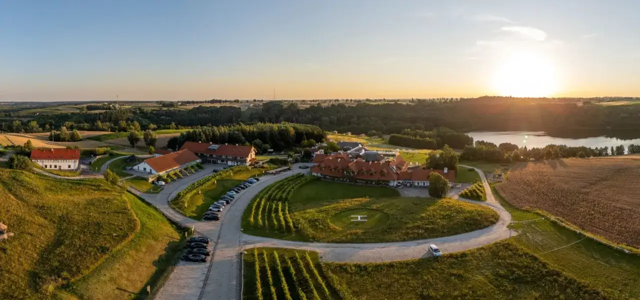Malownicze winnice w Polsce z noclegiem. Hotel otoczony winnicami i jeziorem, idealne miejsce na relaks.