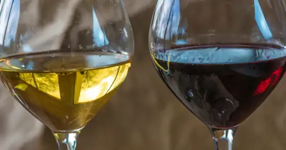 Czerwone wino - skutki uboczne? Sprawdź, co szkodzi!
